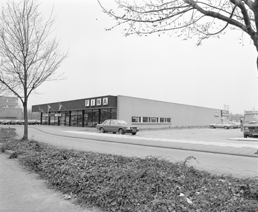 884706 Gezicht op het nieuwe garagegebouw Montalbaendreef 19, met Opel-garage Honders, vanaf de Zamenhofdreef.
